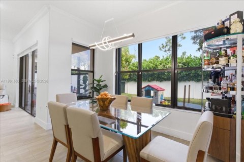 House in Hialeah, Florida 3 bedrooms, 188.13 sq.m. № 2043105 - photo 13