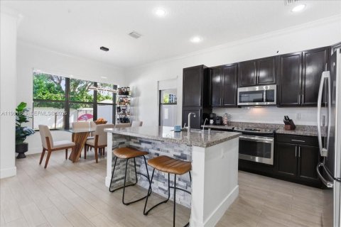 House in Hialeah, Florida 3 bedrooms, 188.13 sq.m. № 2043105 - photo 7