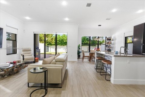 House in Hialeah, Florida 3 bedrooms, 188.13 sq.m. № 2043105 - photo 6