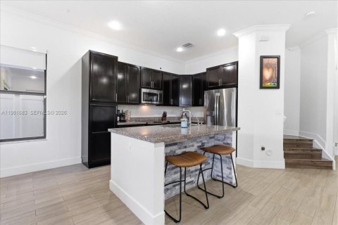 House in Hialeah, Florida 3 bedrooms, 188.13 sq.m. № 2043105 - photo 9