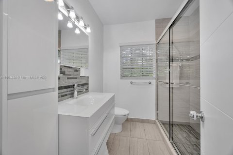Villa ou maison à louer à Coral Gables, Floride: 4 chambres, 171.4 m2 № 1930475 - photo 15