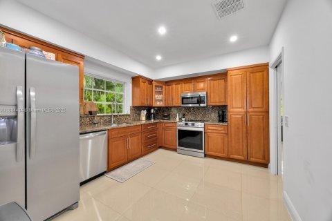 Villa ou maison à louer à Coral Gables, Floride: 4 chambres, 171.4 m2 № 1930475 - photo 3