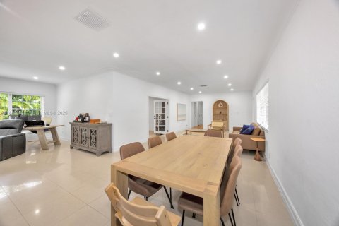 Villa ou maison à louer à Coral Gables, Floride: 4 chambres, 171.4 m2 № 1930475 - photo 22