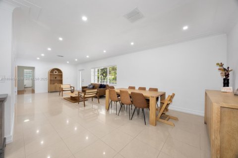 Villa ou maison à louer à Coral Gables, Floride: 4 chambres, 171.4 m2 № 1930475 - photo 13