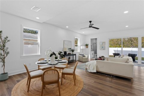 House in Tampa, Florida 5 bedrooms, 329.8 sq.m. № 1757011 - photo 9