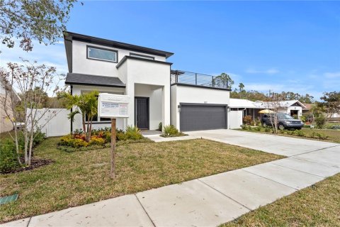 House in Tampa, Florida 5 bedrooms, 329.8 sq.m. № 1757011 - photo 1