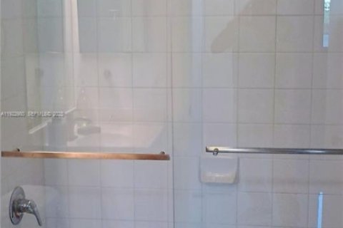 Condominio en alquiler en Miami, Florida, 2 dormitorios, 88.26 m2 № 1976848 - foto 18