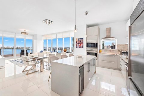 Condo in Miami, Florida, 3 bedrooms  № 1975860 - photo 10