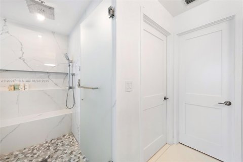 Condo in Miami, Florida, 3 bedrooms  № 1975860 - photo 18