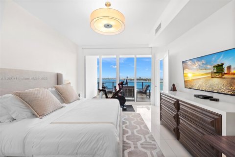 Condo in Miami, Florida, 3 bedrooms  № 1975860 - photo 15