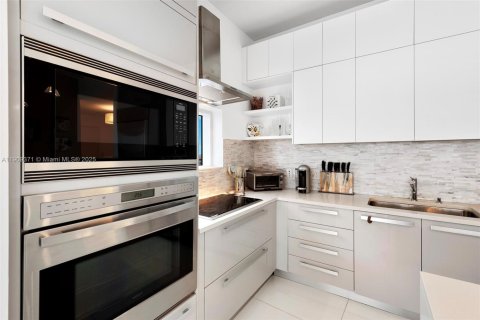 Condo in Miami, Florida, 3 bedrooms  № 1975860 - photo 12