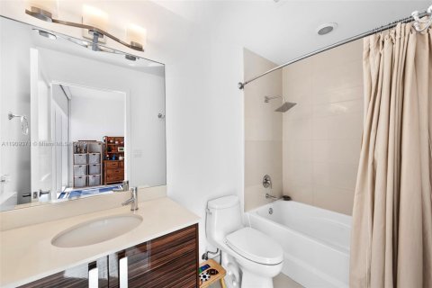 Condo in Miami, Florida, 3 bedrooms  № 1975860 - photo 23