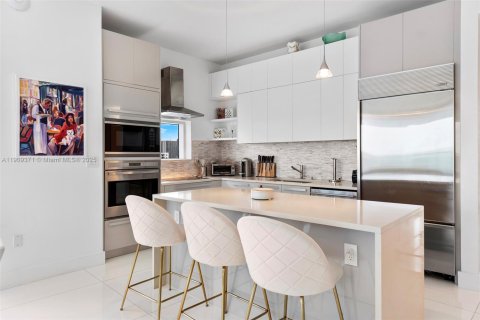 Condo in Miami, Florida, 3 bedrooms  № 1975860 - photo 11