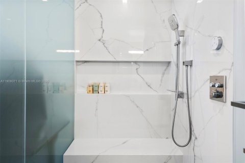 Condo in Miami, Florida, 3 bedrooms  № 1975860 - photo 19