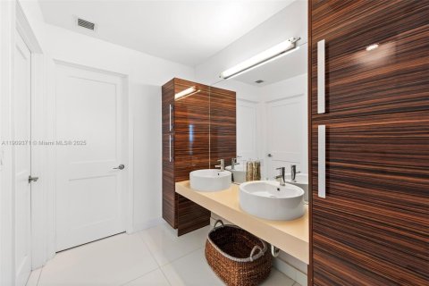 Condo in Miami, Florida, 3 bedrooms  № 1975860 - photo 17