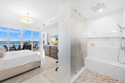 Condo in Miami, Florida, 3 bedrooms  № 1975860 - photo 16