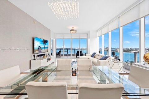 Condo in Miami, Florida, 3 bedrooms  № 1975860