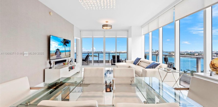 Condo in Miami, Florida, 3 bedrooms  № 1975860