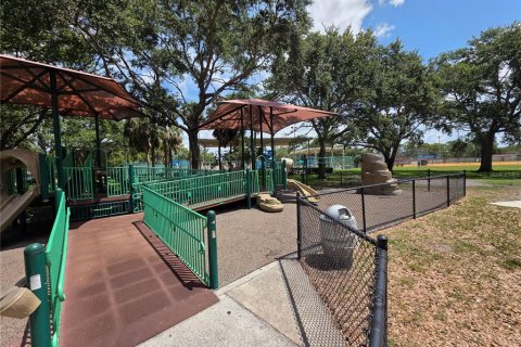 House in Saint Petersburg, Florida 3 bedrooms, 98.1 sq.m. № 1609995 - photo 24