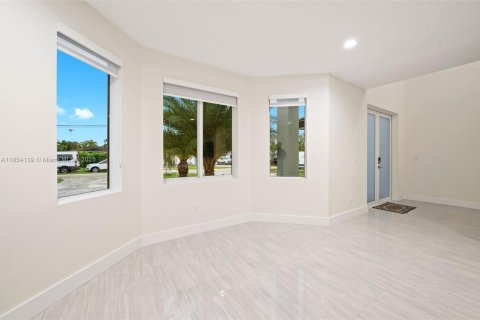 House in Miami Springs, Florida 5 bedrooms, 294.87 sq.m. № 1890354 - photo 6
