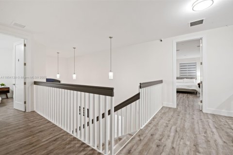 House in Miami Springs, Florida 5 bedrooms, 294.87 sq.m. № 1890354 - photo 11