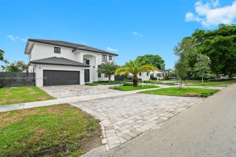 House in Miami Springs, Florida 5 bedrooms, 294.87 sq.m. № 1890354 - photo 2