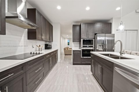 House in Miami Springs, Florida 5 bedrooms, 294.87 sq.m. № 1890354 - photo 10