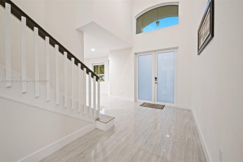 House in Miami Springs, Florida 5 bedrooms, 294.87 sq.m. № 1890354 - photo 3