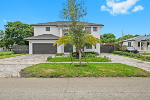 House in Miami Springs, Florida 5 bedrooms, 294.87 sq.m. № 1890354 - photo 1