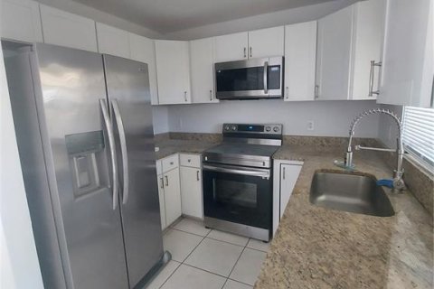 House in DeLand, Florida 3 bedrooms, 132.01 sq.m. № 2097028 - photo 10