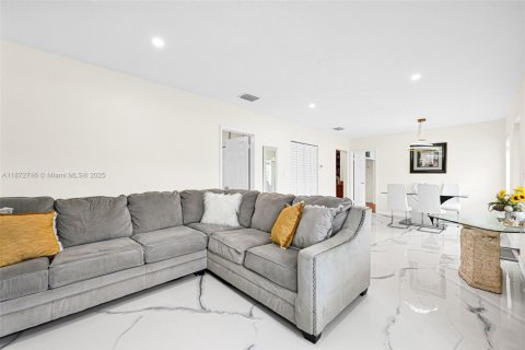 Condo in Miramar, Florida, 3 bedrooms  № 1922600 - photo 6