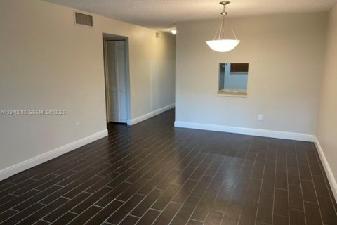 Apartamento en alquiler en Miami, Florida, 2 dormitorios, 84.73 m2 № 2086171 - foto 2