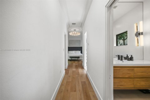 House in Miami Shores, Florida 3 bedrooms, 210.89 sq.m. № 1957294 - photo 22