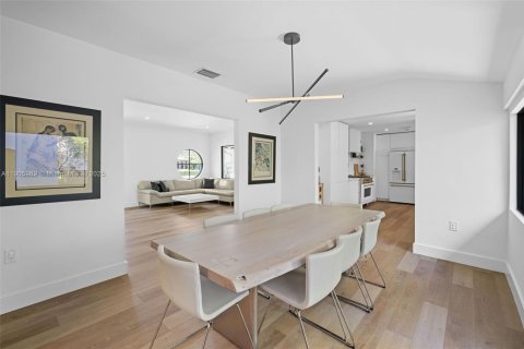 House in Miami Shores, Florida 3 bedrooms, 210.89 sq.m. № 1957294 - photo 9