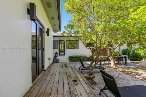 House in Miami Shores, Florida 3 bedrooms, 210.89 sq.m. № 1957294 - photo 30