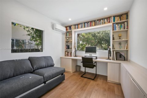 House in Miami Shores, Florida 3 bedrooms, 210.89 sq.m. № 1957294 - photo 16