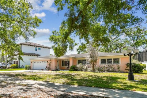 House in Tampa, Florida 4 bedrooms, 169.64 sq.m. № 1616774 - photo 1