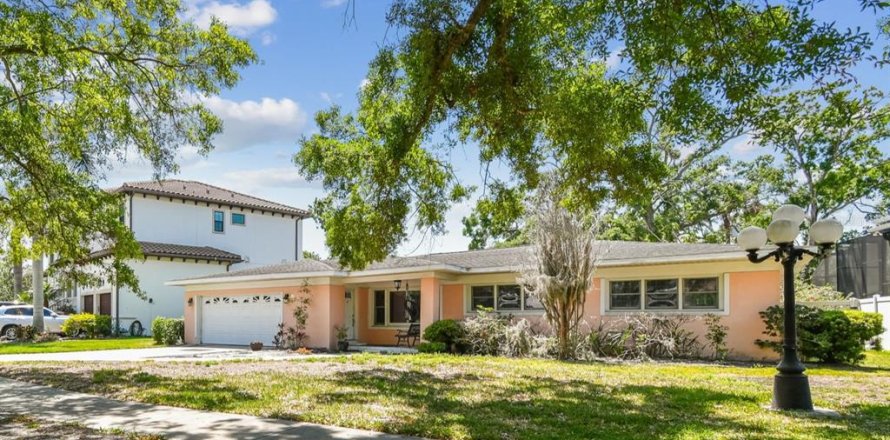 House in Tampa, Florida 4 bedrooms, 169.64 sq.m. № 1616774
