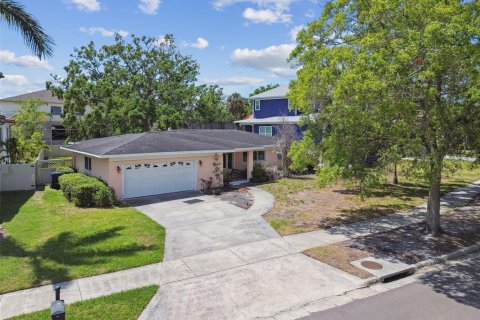 House in Tampa, Florida 4 bedrooms, 169.64 sq.m. № 1616774 - photo 25