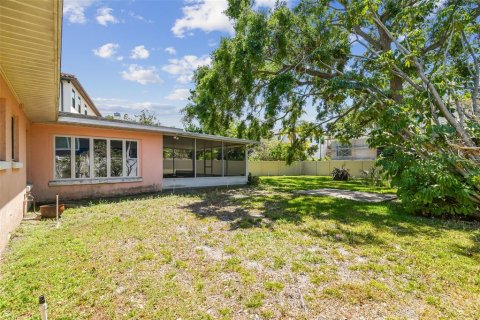 House in Tampa, Florida 4 bedrooms, 169.64 sq.m. № 1616774 - photo 14