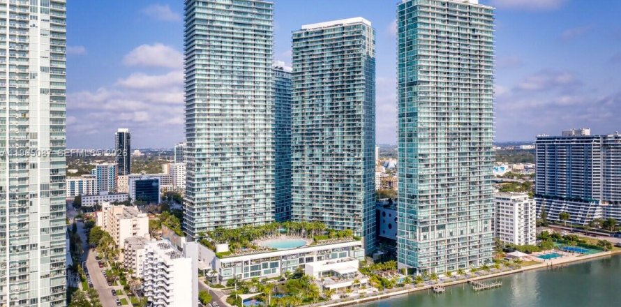 Condominio en Miami, Florida, 1 dormitorio  № 2026462