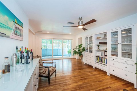 House in Gulfport, Florida 2 bedrooms, 156.82 sq.m. № 2218669 - photo 23