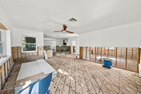 House in Gulfport, Florida 2 bedrooms, 156.82 sq.m. № 2218669 - photo 4