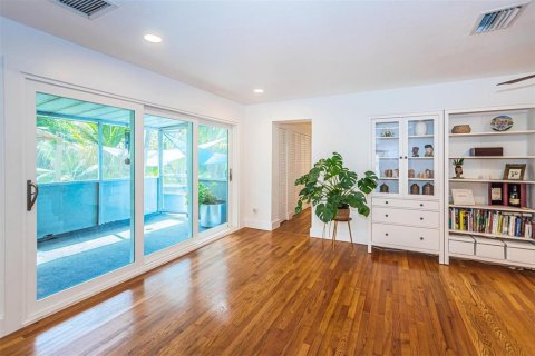 House in Gulfport, Florida 2 bedrooms, 156.82 sq.m. № 2218669 - photo 22