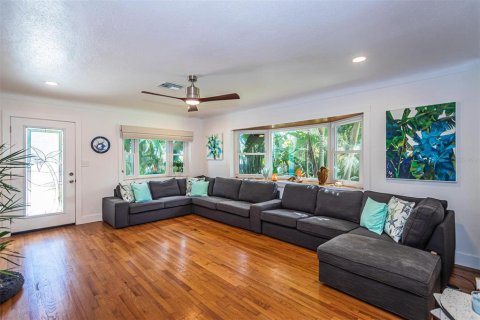 House in Gulfport, Florida 2 bedrooms, 156.82 sq.m. № 2218669 - photo 5