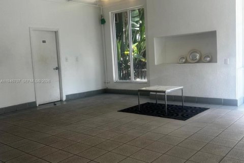 Condo in Miami Beach, Florida  № 2002904 - photo 4