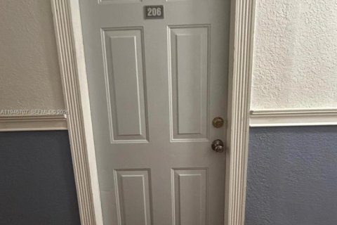 Condo in Miami Beach, Florida  № 2002904 - photo 7