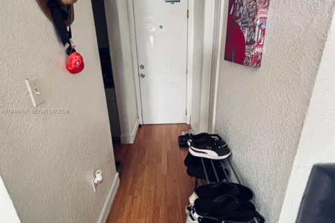 Condo in Miami Beach, Florida  № 2002904 - photo 9