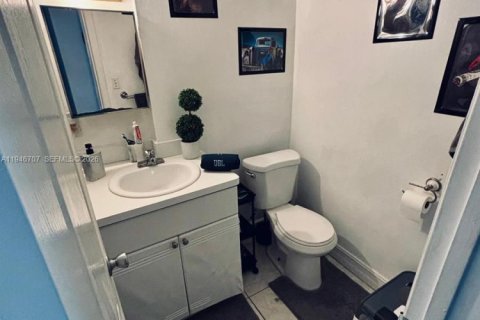 Condo in Miami Beach, Florida  № 2002904 - photo 8