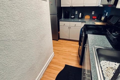 Condo in Miami Beach, Florida  № 2002904 - photo 14